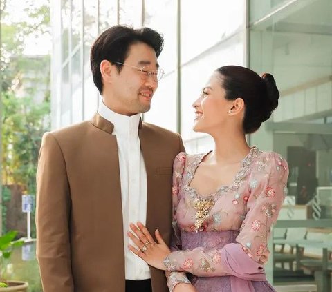 8 Potret Outfit Couple ke Kondangan Kece ala Artis, Mulai dari El Rumi-Syifa Hadju Sampai Al Ghazali-Alyssa Daguise