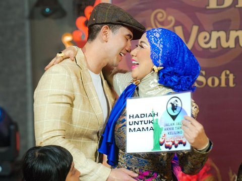 10 Potret Ulang Tahun Venna Melinda ke-52, Verrell Bramasta Berikan Kejutan ini untuk Sang Mama Hingga Menangis Terharu