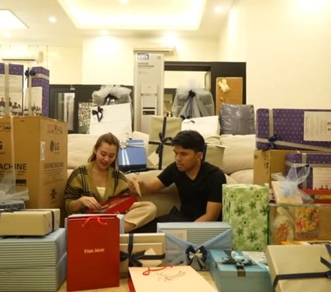 10 Potret Thariq Halilintar & Aaliyah Massaid Unboxing Kado Pernikahan, Dapat Kain Batik dari Presiden Jokowi