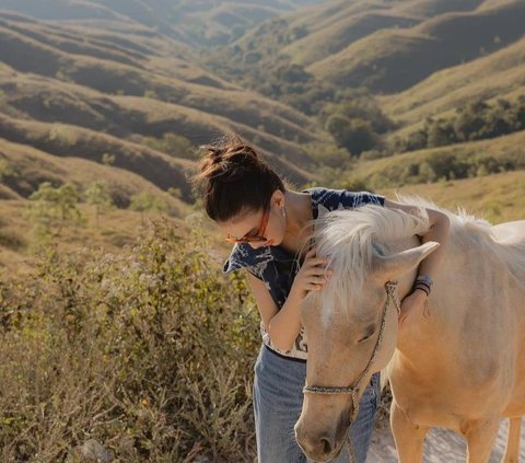 Potret Raline Shah Jelajahi Keindahan Alam Sumba, Pamer Beragam Ekspresi Wajah dari Cantik Hingga Menggemaskan