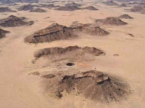 Sneaking a Peek at the Bottom of the 'Well of Hell' in Yemen, Its Contents Are Shocking