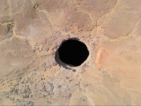 Sneaking a Peek at the Bottom of the 'Well of Hell' in Yemen, Its Contents Are Shocking