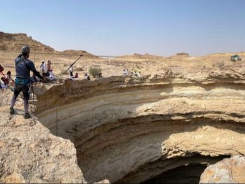 Sneaking a Peek at the Bottom of the 'Well of Hell' in Yemen, Its Contents Are Shocking