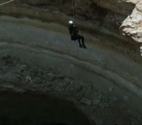 Sneaking a Peek at the Bottom of the 'Well of Hell' in Yemen, Its Contents Are Shocking