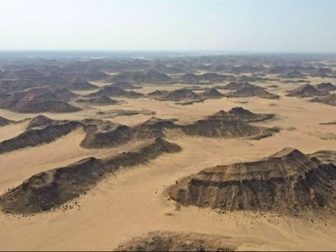 Sneaking a Peek at the Bottom of the 'Well of Hell' in Yemen, Its Contents Are Shocking