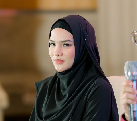 10 Photos of Davina Karamoy Wearing a Gown and Hijab While Attending a Study Session, Her Hijab is Perfect