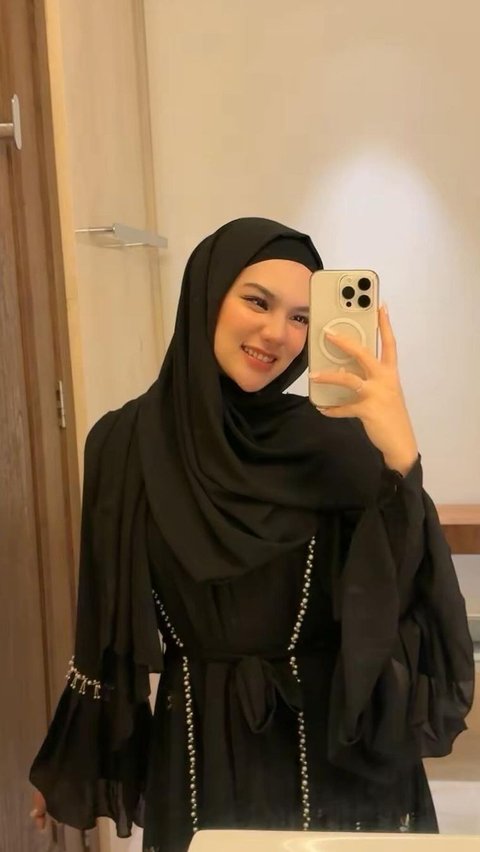 10 Photos of Davina Karamoy Wearing a Gown and Hijab While Attending a Study Session, Her Hijab is Perfect