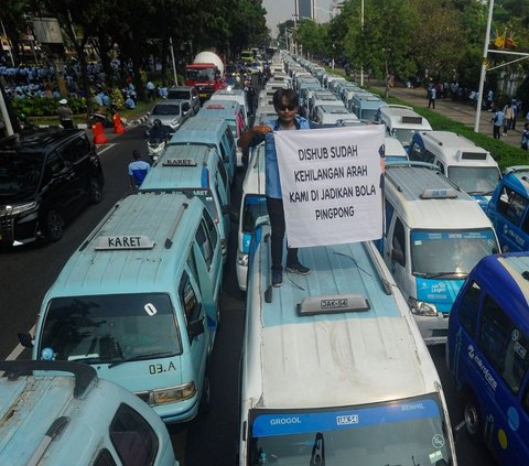 FOTO: Bondong-Bondong Datangi Balai Kota, Ratusan Sopir Angkutan Umum Demo Suarakan Ketidakadilan Manajemen Transjakarta dan Dishub