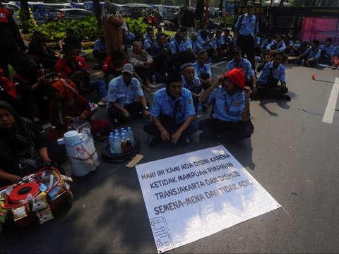 FOTO: Bondong-Bondong Datangi Balai Kota, Ratusan Sopir Angkutan Umum Demo Suarakan Ketidakadilan Manajemen Transjakarta dan Dishub