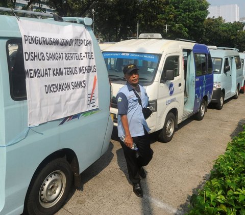 Selama beraksi unjuk rasa, para sopir membawa spanduk dan poster yang berisi tuntutan mereka, serta berorasi di depan Balai Kota untuk menarik perhatian pemerintah dan masyarakat. Foto: merdeka.com / Arie Basuki <br>