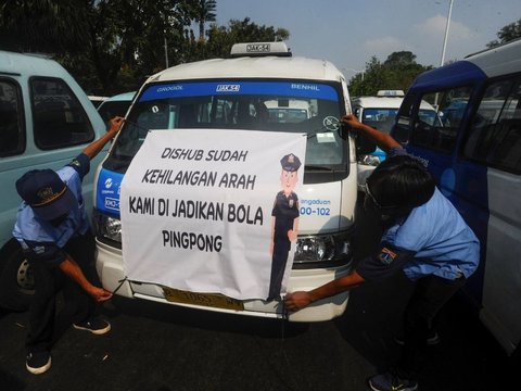 FOTO: Bondong-Bondong Datangi Balai Kota, Ratusan Sopir Angkutan Umum Demo Suarakan Ketidakadilan Manajemen Transjakarta dan Dishub