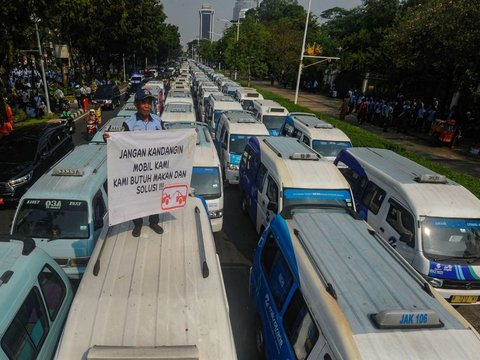 FOTO: Bondong-Bondong Datangi Balai Kota, Ratusan Sopir Angkutan Umum Demo Suarakan Ketidakadilan Manajemen Transjakarta dan Dishub