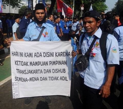 FOTO: Bondong-Bondong Datangi Balai Kota, Ratusan Sopir Angkutan Umum Demo Suarakan Ketidakadilan Manajemen Transjakarta dan Dishub