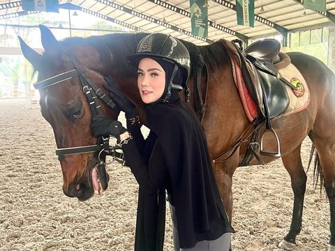 10 Photos of Mulan Jameela's First Horse Riding Practice, Focus on Her Outfit