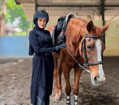 10 Photos of Mulan Jameela's First Horse Riding Practice, Focus on Her Outfit