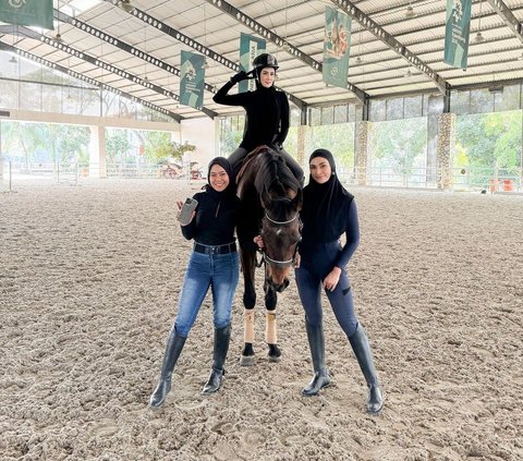 10 Photos of Mulan Jameela's First Horse Riding Practice, Focus on Her Outfit