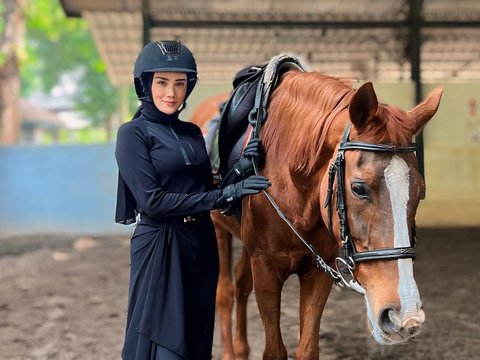 10 Photos of Mulan Jameela's First Horse Riding Practice, Focus on Her Outfit