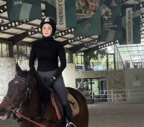 10 Photos of Mulan Jameela's First Horse Riding Practice, Focus on Her Outfit