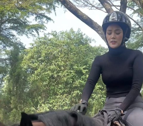 10 Photos of Mulan Jameela's First Horse Riding Practice, Focus on Her Outfit