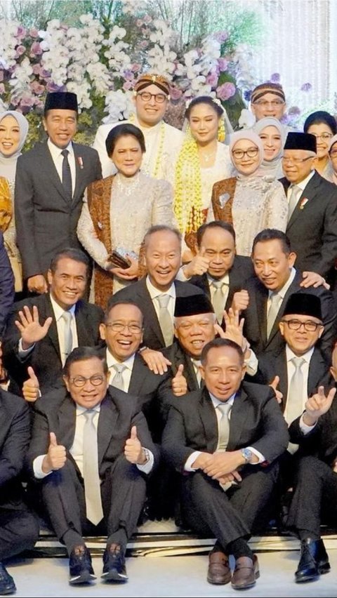 Intip Keseruan Jokowi Foto Bareng Menteri & Jenderal TNI-Polri Lesehan di Nikahan Anak Menkes