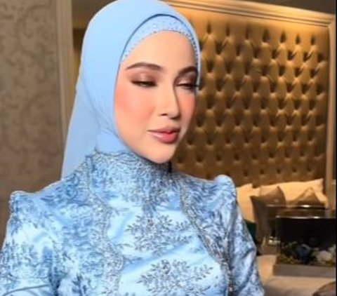 Kecantikan Miskah pun menuai sorotan. Ia tampil cantik dengan kebaya serba biru.