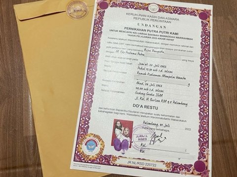 Anti Mainstream! This Wedding Invitation Design Looks Like a Diploma, Complete with a Stamp and Fingerprint