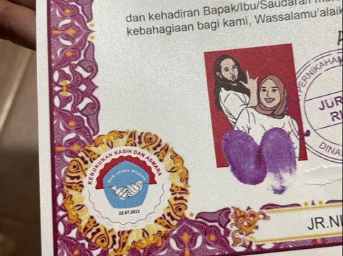 Anti Mainstream! This Wedding Invitation Design Looks Like a Diploma, Complete with a Stamp and Fingerprint