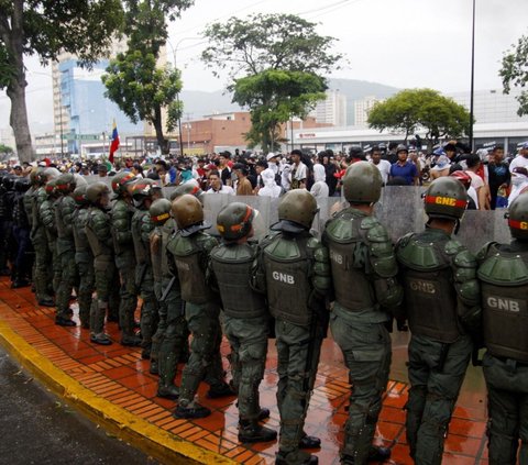 Di tengah kritik internasional yang meningkat, pemerintah Caracas mengambil langkah drastis dengan mengumumkan akan menarik staf diplomatik dari tujuh negara Amerika Latin yang mempertanyakan kemenangan Maduro. Foto: Reuters<br>