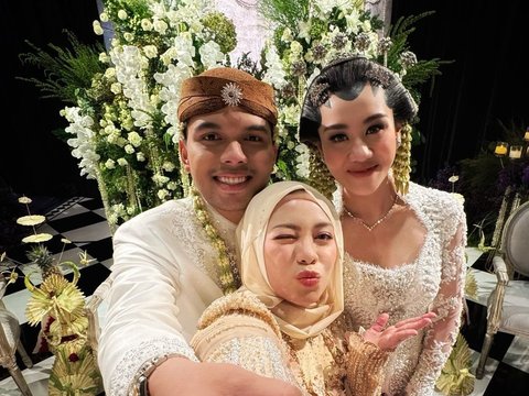 Portrait of Sohwa Halilintar at Her Sister's Wedding, Relaxing While Waiting for a Partner at the Age of 28