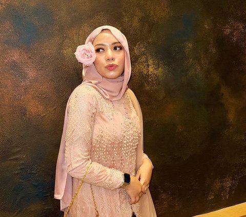 Portrait of Sohwa Halilintar at Her Sister's Wedding, Relaxing While Waiting for a Partner at the Age of 28