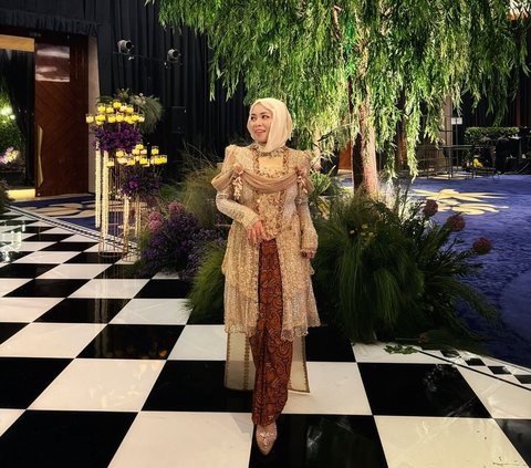 Portrait of Sohwa Halilintar at Her Sister's Wedding, Relaxing While Waiting for a Partner at the Age of 28