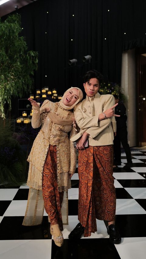 Portrait of Sohwa Halilintar at Her Sister's Wedding, Relaxing While Waiting for a Partner at the Age of 28