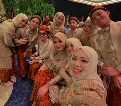 Portrait of Sohwa Halilintar at Her Sister's Wedding, Relaxing While Waiting for a Partner at the Age of 28