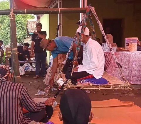 Hanya Tersisa di Satu Kecamatan Indramayu, Begini Uniknya Tradisi Langka Menimbang Anak Pakai Kayu