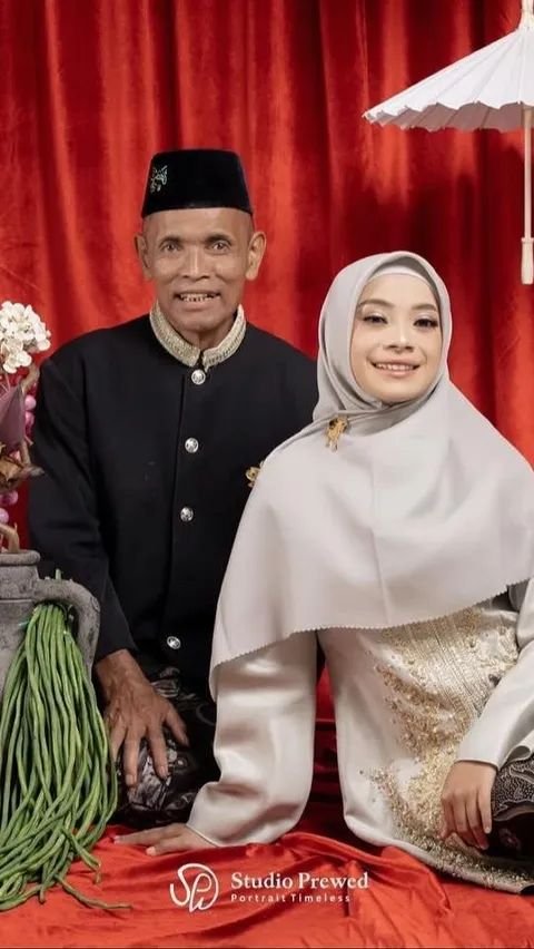 Diketahui Ana Amalia dan Emen Hidayat resmi menikah pada 13 Desember 2018. Pernikahan tersebut awalnya merupakan hasil dari perjodohan orangtua Ana.