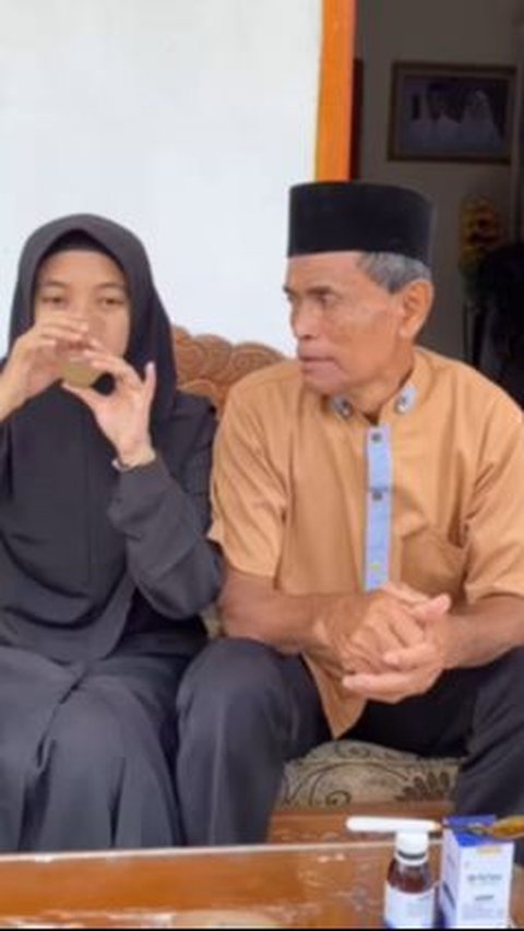 Meski begitu Emen awalnya sempat merasa berat menikahi Ana karena sudah menganggapnya seperti anak.