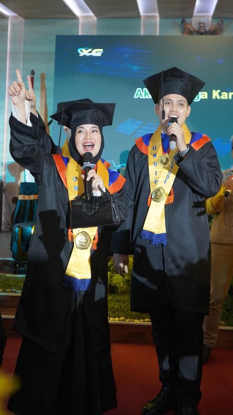 8 Potret Bahagia Chacha Frederica dan Suami saat Momen Wisuda, Sama-sama Lulus Kuliah S2 dari Universitas Diponegoro