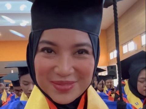 8 Potret Bahagia Chacha Frederica dan Suami saat Momen Wisuda, Sama-sama Lulus Kuliah S2 dari Universitas Diponegoro