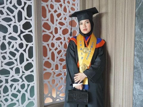 8 Potret Bahagia Chacha Frederica dan Suami saat Momen Wisuda, Sama-sama Lulus Kuliah S2 dari Universitas Diponegoro