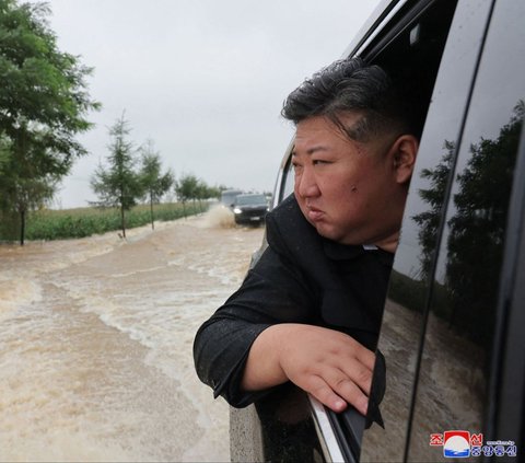 Foto yang dirilis KCNA memperlihatkan Pemimpin Korea Utara, Kim Jong-un terjun langsung memantau penanganan dampak banjir di Kota Sinuiju, Provinsi Pyongan Utara, Korea Utara, pada 28 Juli 2024. Foto: KCNA/AFP