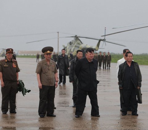 FOTO: Momen Kim Jong-un Pantau Banjir Parah di Korea Utara, Rela Hujan-hujanan dan Terjang Genangan Naik SUV Mewah