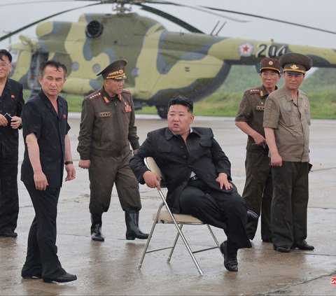 FOTO: Momen Kim Jong-un Pantau Banjir Parah di Korea Utara, Rela Hujan-hujanan dan Terjang Genangan Naik SUV Mewah