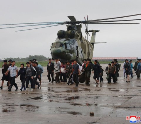 FOTO: Momen Kim Jong-un Pantau Banjir Parah di Korea Utara, Rela Hujan-hujanan dan Terjang Genangan Naik SUV Mewah