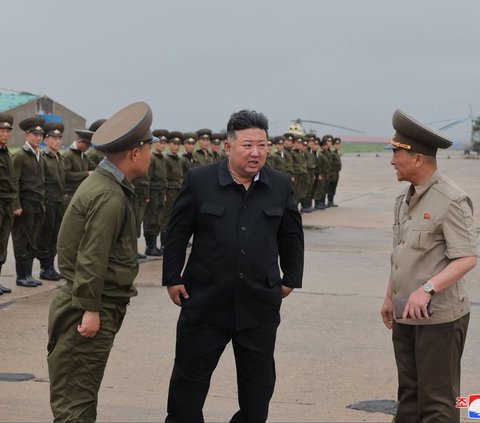 FOTO: Momen Kim Jong-un Pantau Banjir Parah di Korea Utara, Rela Hujan-hujanan dan Terjang Genangan Naik SUV Mewah