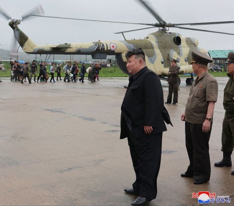 FOTO: Momen Kim Jong-un Pantau Banjir Parah di Korea Utara, Rela Hujan-hujanan dan Terjang Genangan Naik SUV Mewah