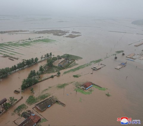 FOTO: Momen Kim Jong-un Pantau Banjir Parah di Korea Utara, Rela Hujan-hujanan dan Terjang Genangan Naik SUV Mewah