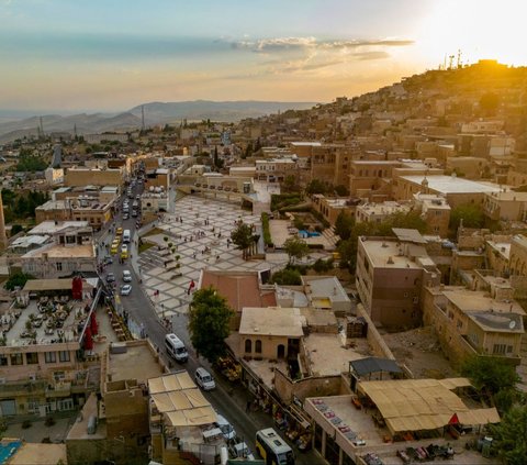 Foto udara memperlihatkan pemandangan Kota Tua Midyat di Provinsi Mardin, Turki, pada 1 Juli 2024. Di bawah Kota Tua Midyat, terdapat kota bawah tanah yang ditemukan 'hampir secara tak sengaja' oleh para arkeolog setelah penggalian ruang bawah tanah sebuah rumah pada 2020 lalu. Foto: Yasin Akgul/AFP<br>