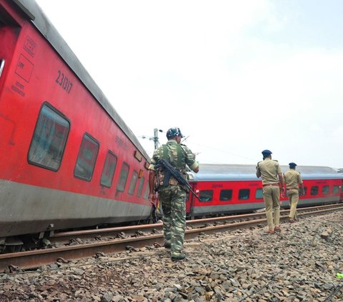 FOTO: Penampakan Kereta Tergelincir di India, 18 Gerbong Terlempar Keluar Rel