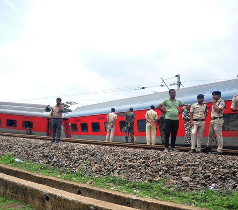 FOTO: Penampakan Kereta Tergelincir di India, 18 Gerbong Terlempar Keluar Rel