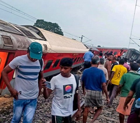 FOTO: Penampakan Kereta Tergelincir di India, 18 Gerbong Terlempar Keluar Rel